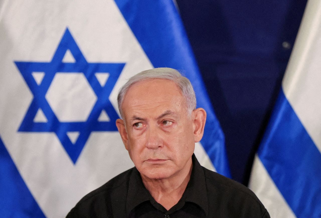 El primer ministro israelí, Benjamin Netanyahu, durante una conferencia de prensa con el ministro de Defensa, Yoav Gallant, y el ministro del Gabinete, Benny Gantz, en la base militar de Kirya en Tel Aviv, Israel, el 28 de octubre de 2023.