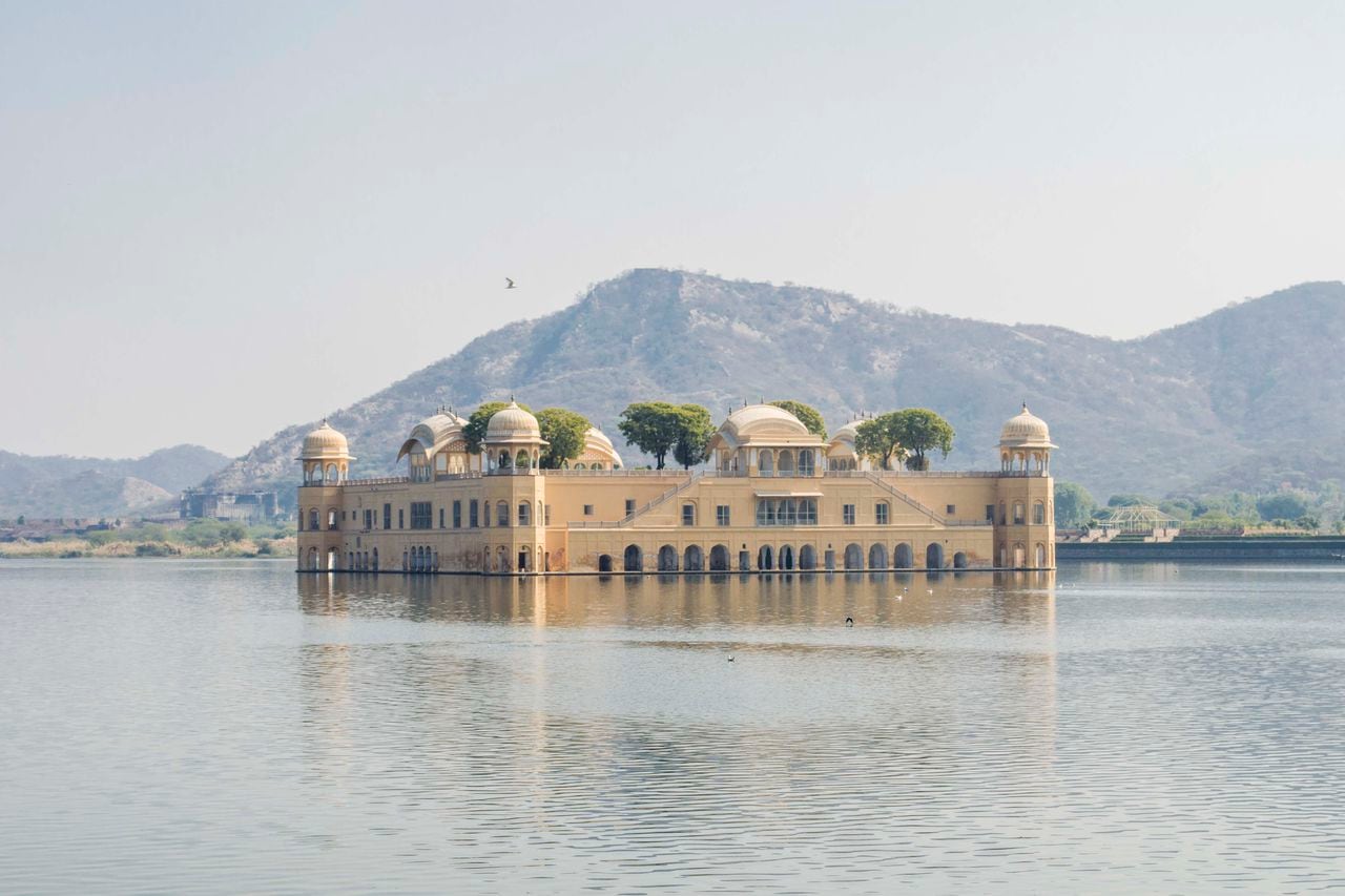 El Jal Mahal o Palacio del Agua está ubicado en medio del lago de Man Sagar. Tiene cinco pisos, de los cuales cuatro permanecen bajo el agua cuando el lago está lleno. Actualmente está deshabitado. Fotografía de Katerine Lara Rojas.