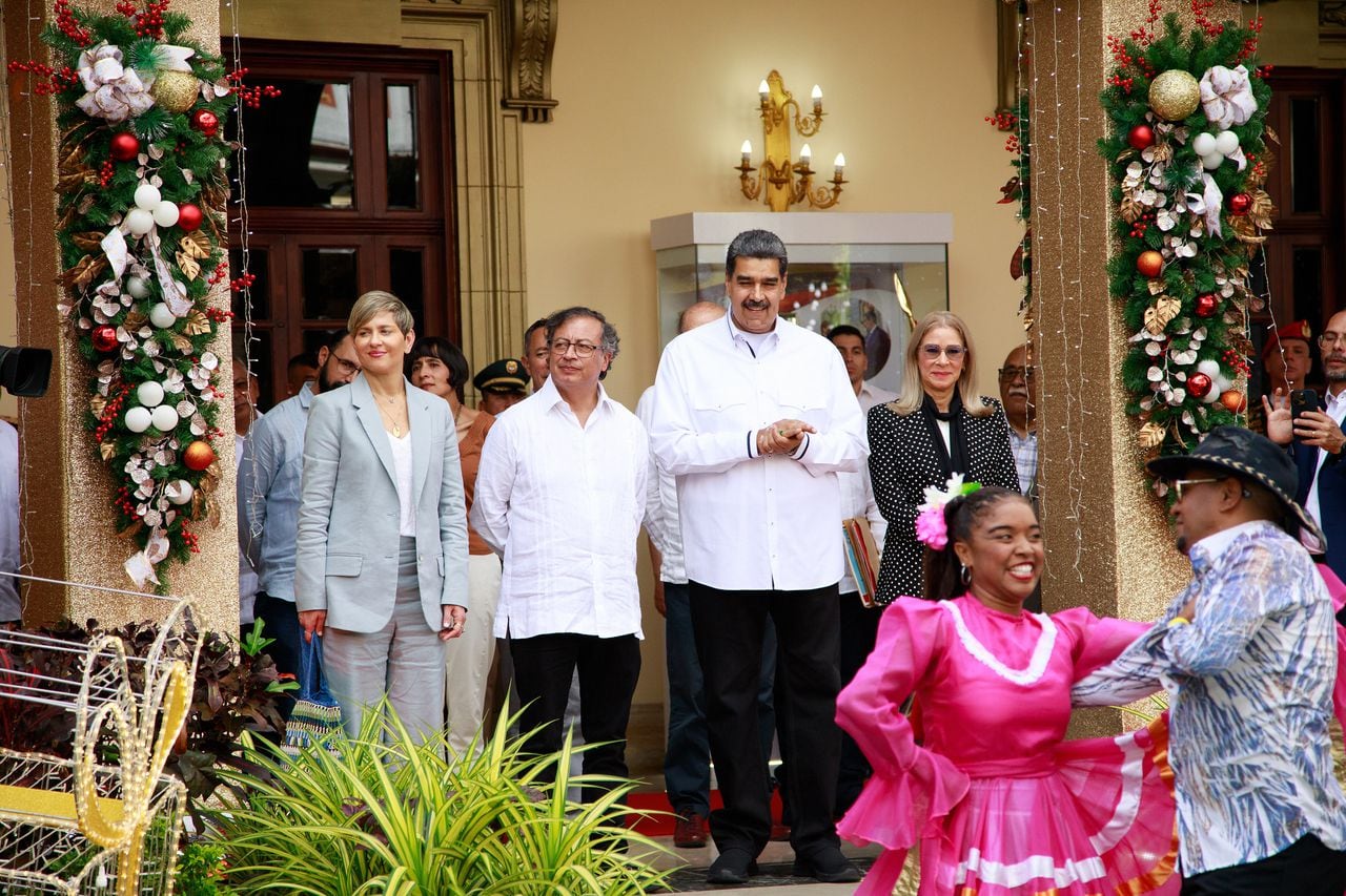 La primera dama Verónica Alcocer, el presidente Gustavo Petro y su homólogo venezolano, Nicolás Maduro.
