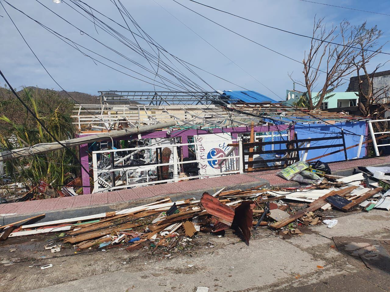 El temible ojo del huracán Iota pasó a 12 kilómetros de Providencia. Las casas están en el suelo y la gente no tiene donde dormir, mucho menos donde preparar un alimento para calentarse.