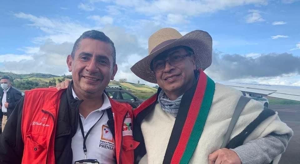 John Jairo Uribe tiene en sus redes sociales varias fotos con el presidente Gustavo Petro.