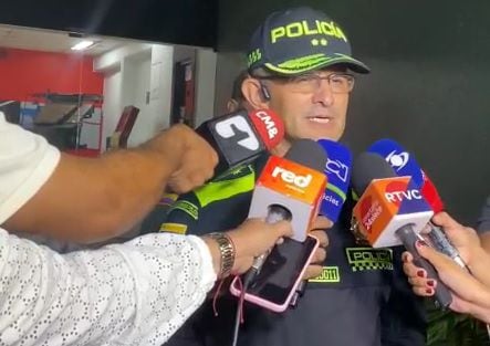 El comandante de la Policía de Barranquilla a las afueras de las instalaciones de El Heraldo