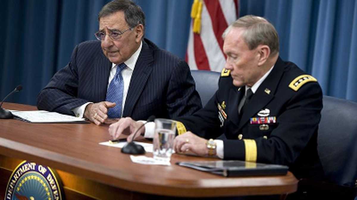 El secretario de Defensa estadounidense, Leon Panetta (i) y el jefe del Estado Mayor Conjunto de EE.UU., general Martin Dempsey (d), se mostraron preocupados por el escándalo.