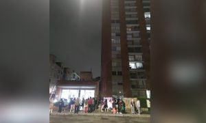 Varios edificios en zonas residenciales de Bogotá, la capital del país, aplicaron sus planes de evacuación frente a la emergencia.