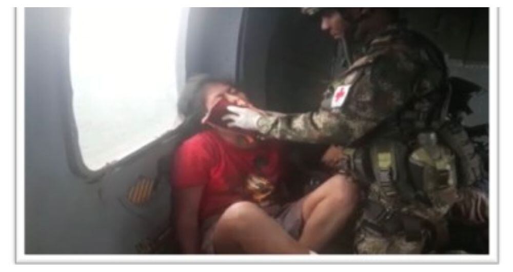 Un soldado atiende a una de las personas heridas en el operativo militar en la vereda Alto Remanso.
