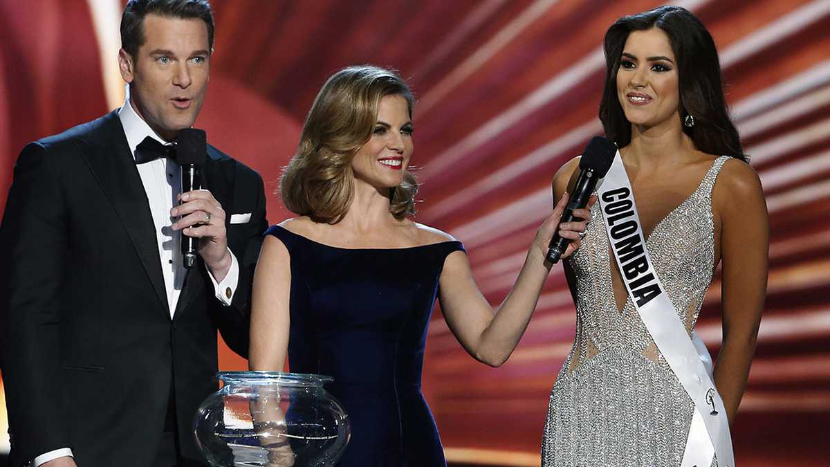 Paulina Vega, responde a las preguntas del jurado junto a los presentadores Thomas Roberts (i) y Natalie Morales (d) durante la noche de coronación de Miss Universo 2014 en el FIU Arena en Miami (EE.UU.).