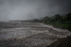 Las olas generadas por el tifón Nanmadol rompen a lo largo de la costa en Izumi, prefectura de Kagoshima, el 18 de septiembre de 2022. (Foto de Yuichi YAMAZAKI / AFP)