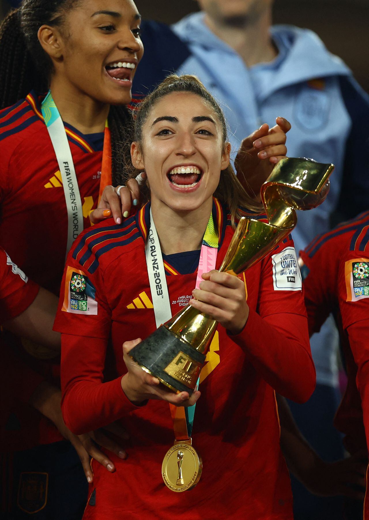 Olga Carmona con el trofeo de la Copa del Mundo.