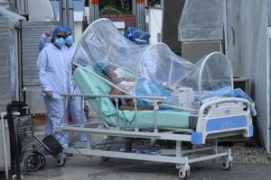 Hospital Erasmo Meoz, crisis covid19 pacientes trasladados en camillas médicos oxigeno pacientes. Cucuta Norte de Santander