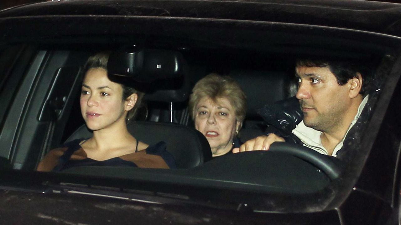ESPLUGES DE LLOBREGAT, SPAIN - JANUARY 10: (SPAIN OUT) Shakira, her brother Tonino and her mother Nidia Ripoll are seen arriving at Shakira's new house on January 10, 2013 in Espluges de Llobregat, Spain. (Photo by Europa Press/Europa Press via Getty Images).