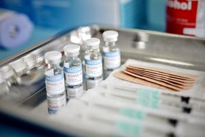 Los viales con la vacuna Covid-19 y las jeringas se exhiben en una bandeja en el Centro de Vacunación Corona