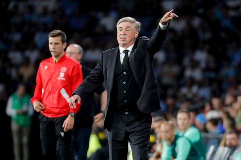 El entrenador del Real Madrid, Carlo Ancelotti, señala durante el partido de fútbol de la Liga española entre Celta de Vigo y Real Madrid en el estadio Balaidos de Vigo, España, el viernes 25 de agosto de 2023. (Foto AP/Lalo R. Villar)