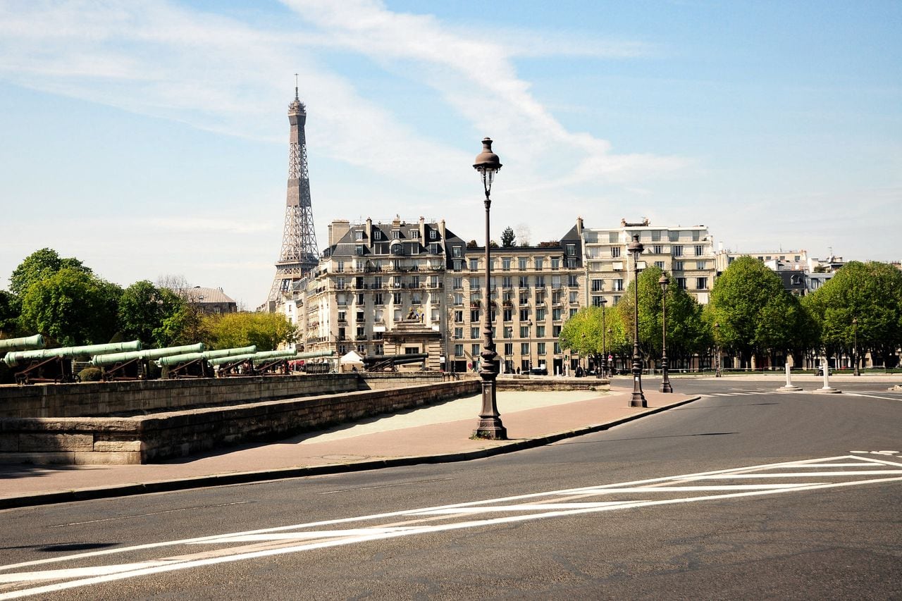 París: La Torre Eiffel de fondo y el barrio de los Inválidos vacíos durante la pandemia de covid 19. Así lucía Francia el 8 de abril de 2020