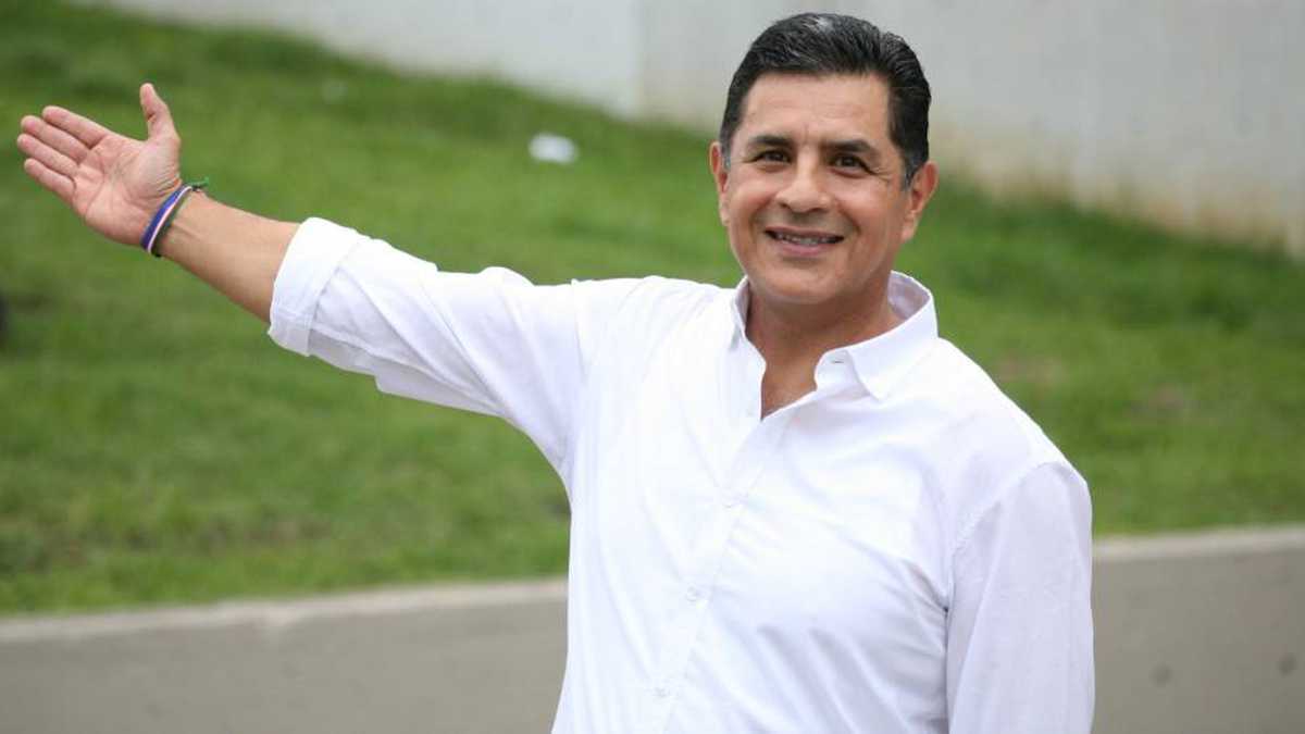 Jorge Iván Ospina Gómez, alcalde de Cali, le dedicó un bolero a Gustavo Petro.