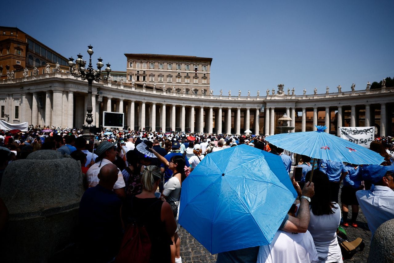 La gente se reúne para asistir al rezo del Ángelus dirigido por el Papa Francisco desde su ventana en el Vaticano