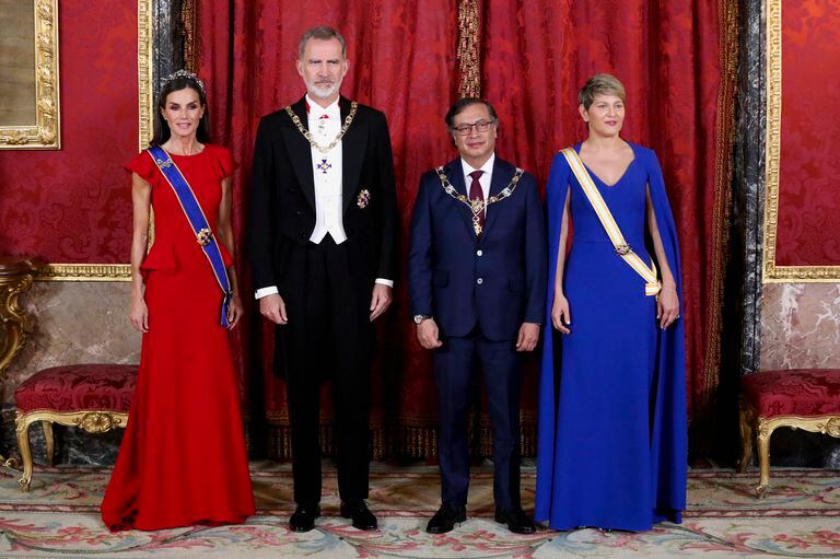 Gustavo Petro y la primera dama de Colombia, Verónica Alcocer, junto al rey Felipe VI de España y la reina Letizia antes de una cena de gala en el Palacio Real de Madrid.