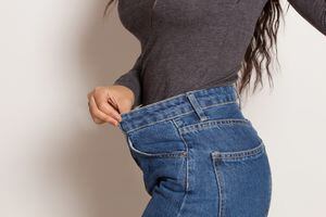 Los pantalones de talle alto ayudan a ver más estilizada la cintura.