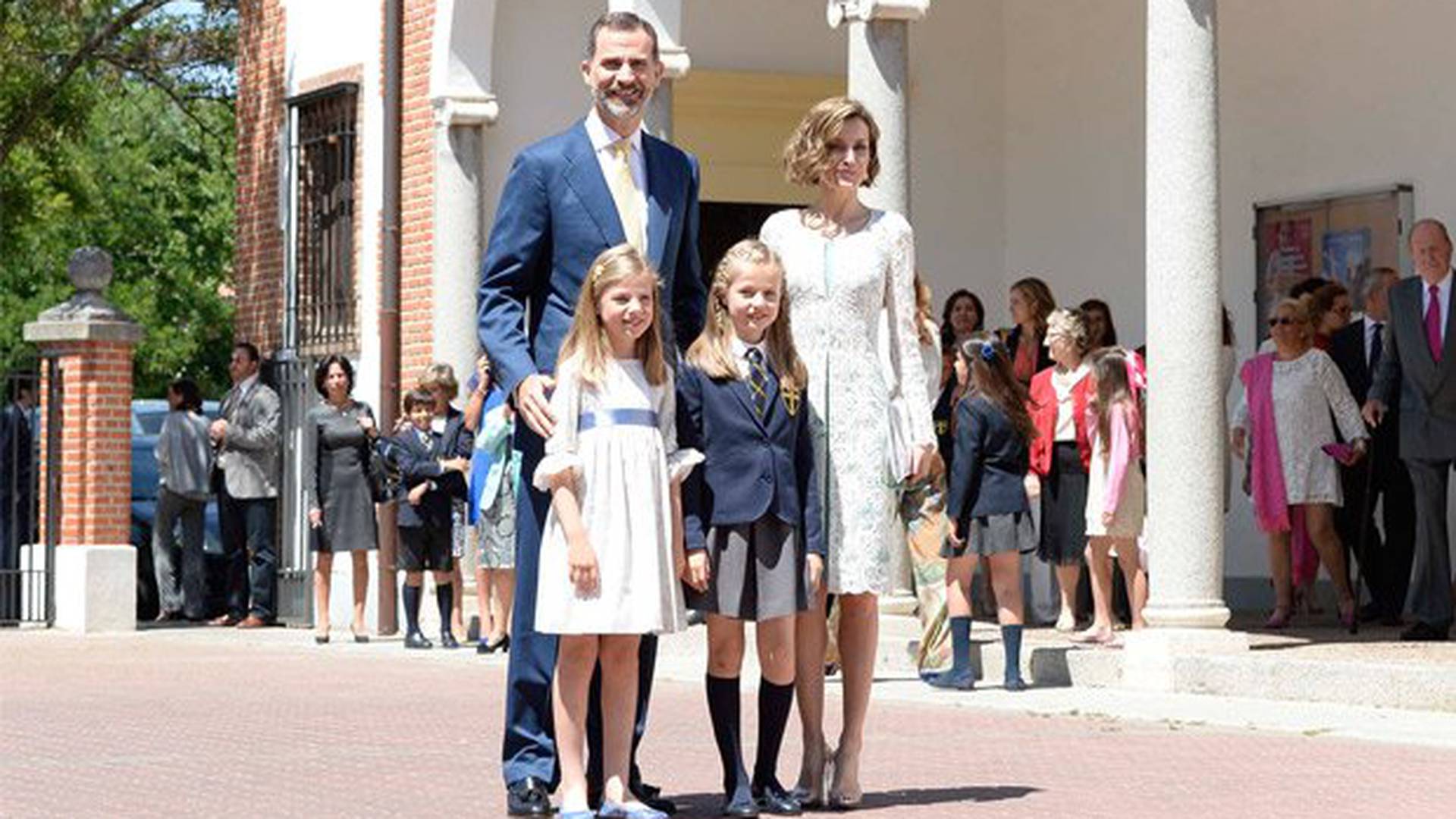El rey Felipe, su esposa y sus hijas luchan desde España por mantener a flote la credibilidad de la monarquía en medio del escándalo.