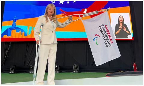 Elsa Noguera recibió la bandera de los Juegos Parapanamericanos