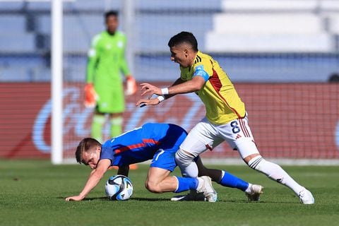 Colombia vs Eslovaquia - Mundial Sub 20. Gustavo Puerta peleando un esférico con jugador eslovaco.