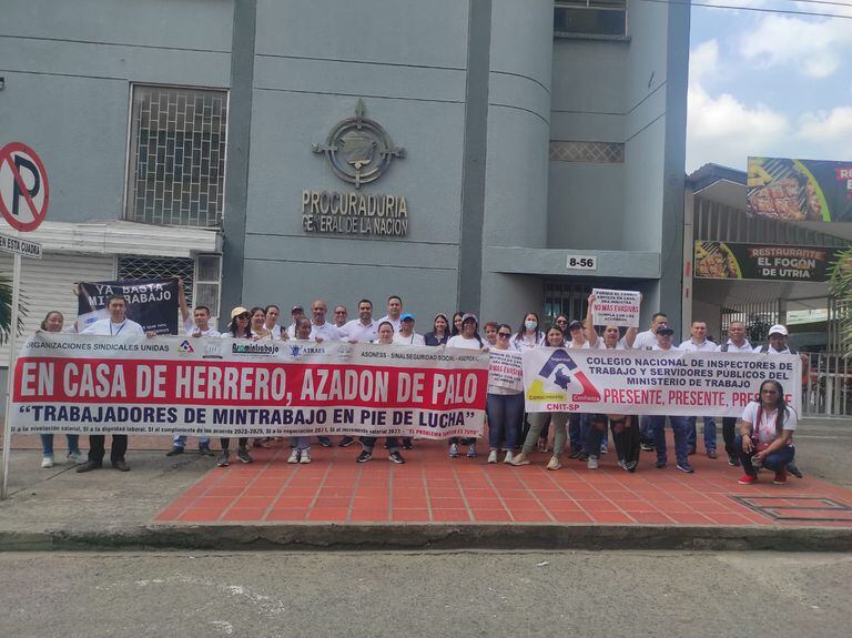 Organizaciones sindicales y funcionarios del Ministerio de Trabajo realizan manifestación por el incumplimiento de acuerdos colectivos.