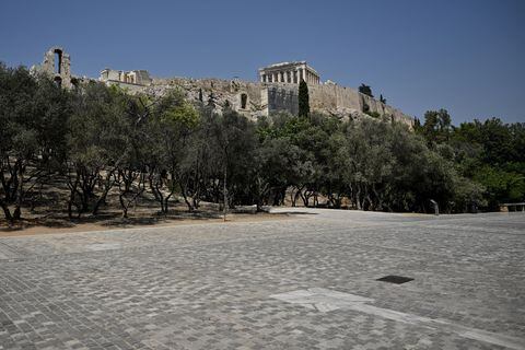 La zona peatonal cerca del sitio arqueológico más visitado de Atenas, la Acrópolis, está vacía de turistas y residentes debido a que el país se ve afectado por la nueva ola de calor.