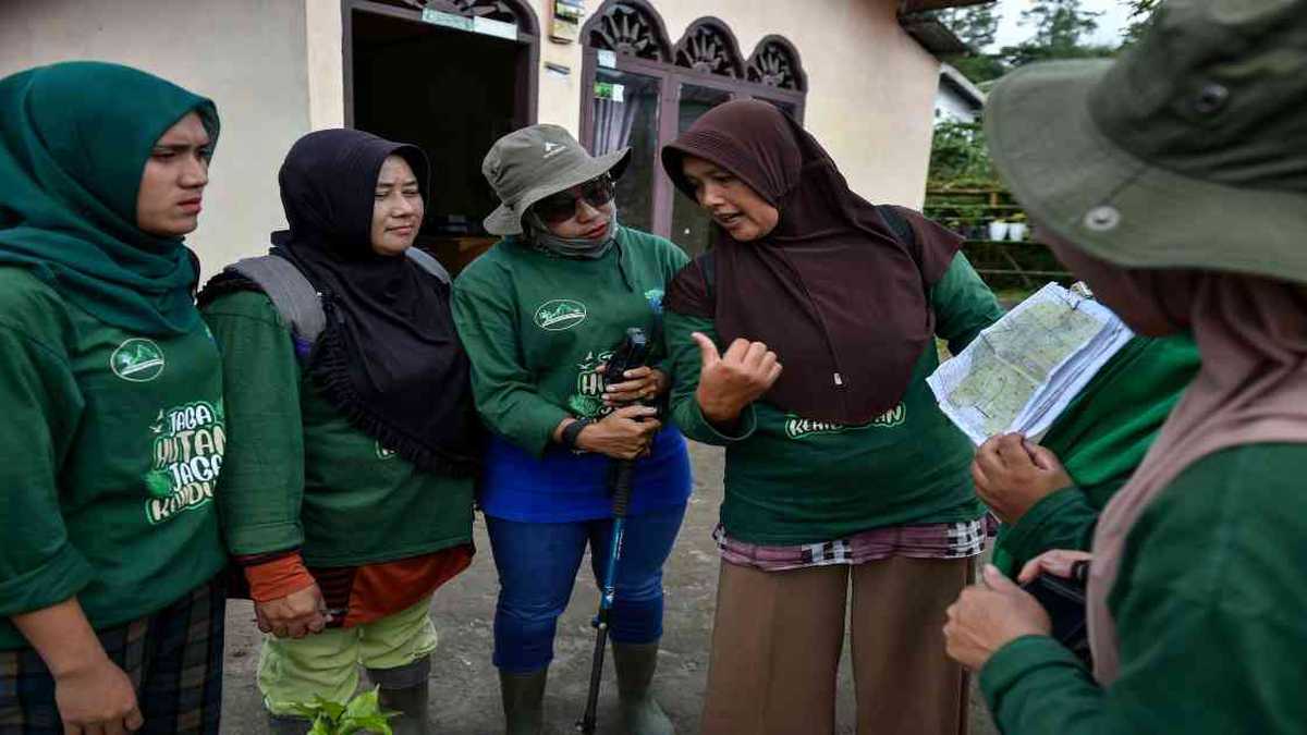La brigada está formada por 30 mujeres, las cuales tienen que lidiar con unos estereotipos sexistas todavía muy arraigados en la provincia de Aceh. Foto: AFP. 