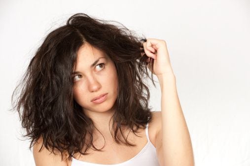 Uno de los problemas más frecuentes que experimentan las personas con su cabello es la falta de brillo, sedosidad y puntas abiertas.