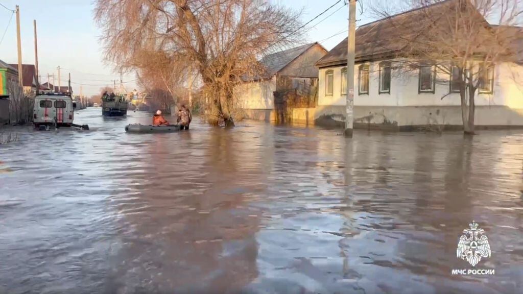capturada de un vídeo muestra a los equipos que continúan realizando trabajos de evacuación para los residentes debido a las inundaciones después de la explosión de una presa en la ciudad de Orsk, Rusia