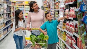 Hermosa madre soltera latinoamericana con sus dos hijos en el supermercado comprando comestibles y un niño señalando algo