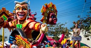 Barranquilla, Colombia - March 1, 2014 - Coloridas carrozas llenas de cantantes, bailarines y modelos recorren la calle durante la Battalla de Flores. Desfile de la cumbre del Carnaval de Barranquilla.