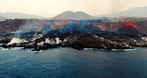 Esta captura de imagen extraída de un vídeo facilitado por el Instituto Español de Oceanografía (IEO-CSIC) muestra una toma aérea desde el buque oceanográfico Ramon Margalef (IEO) del delta formado en la costa a partir de la lava del volcán Cumbre Vieja, en el Isla Canaria de La Palma a 4 de octubre de 2021 (Foto de Handout / IEO-CSIC (Instituto Español de Oceanografía) / AFP) / RESTRINGIDO A USO EDITORIAL - CRÉDITO OBLIGATORIO "AFP FOTO / FOLLETO / IEO-CSIC (Instituto Español de Oceanografía) "- SIN MARKETING - SIN CAMPAÑAS DE PUBLICIDAD - DISTRIBUIDAS COMO SERVICIO A CLIENTES