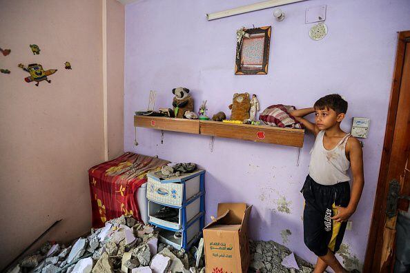 Un niño mira una habitación destruida durante los ataques aéreos israelíes en el sur de la Franja de Gaza el 1 2023 de noviembre en Khan Yunis, Gaza. Al entrar en la tercera semana del conflicto, el ejército israelí ha ampliado su asalto militar.