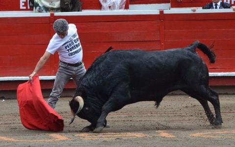 Guillermo Perlaruiz, presidente del sindicato de toreros colombianos, se tiró de espontáneo ante un toro en la pasada feria de Manizales (Cortesía: William Cortés)