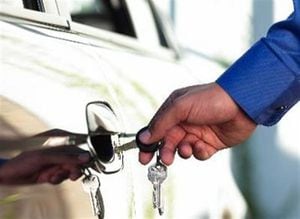 "Si no quiere perder su dinero, compre un auto, es lo mejor", dijo el supervisor de un sitio especializado en compra-venta de vehículos.