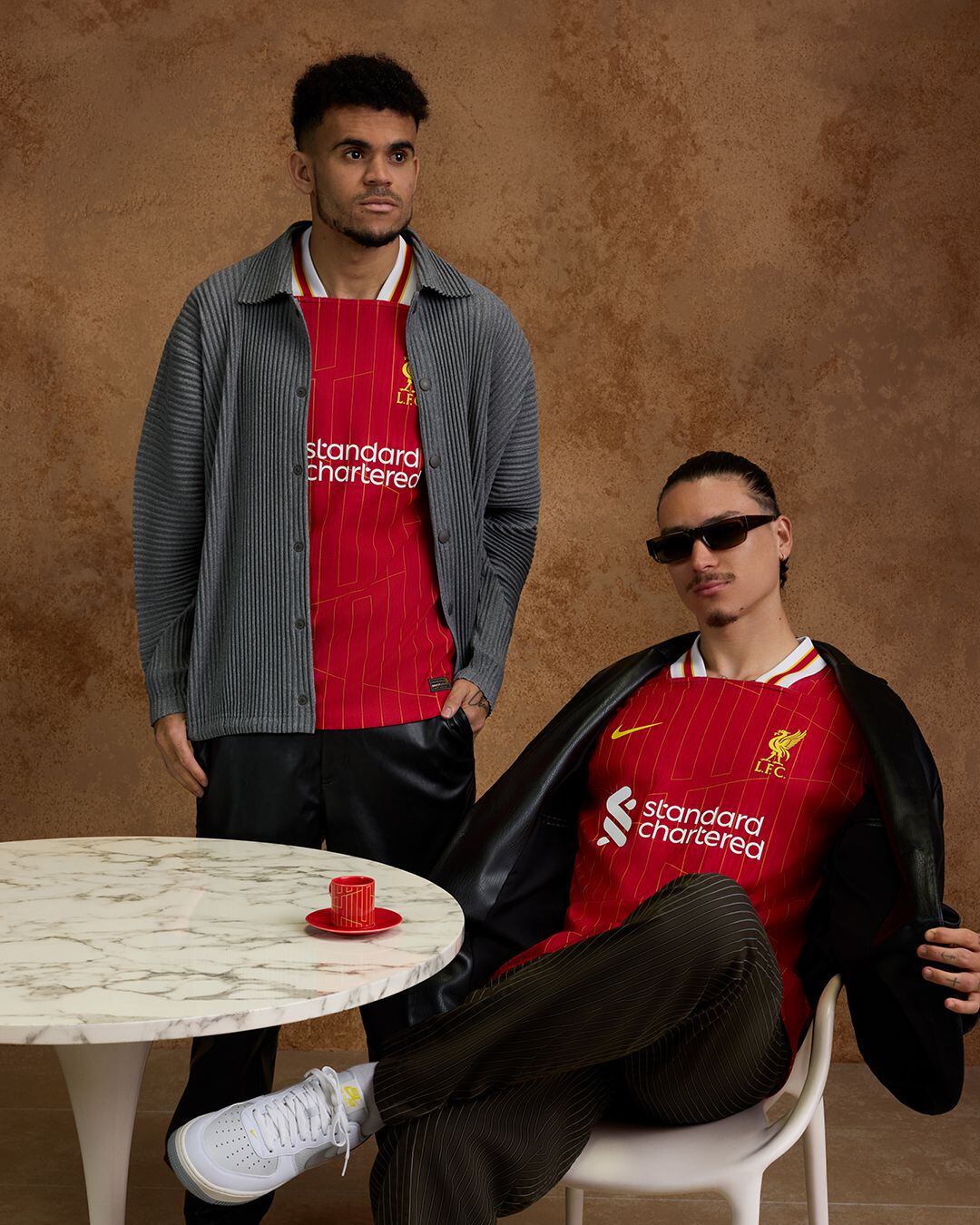 Luis Díaz y Darwin Núñez usando la nueva camiseta del Liverpool