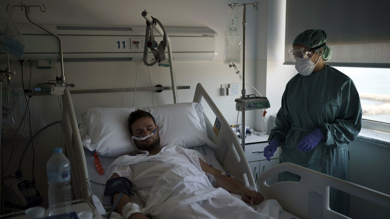 Un paciente con covid-19 recibe tratamiento en UCI. (AP Foto/Felipe Dana)