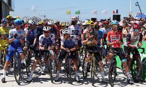 Los ciclistas oriundos de Dinamarca se pusieron al frente del pelotón para unirse en un sonoro aplauso