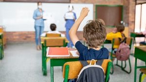 Niño en la escuela haciendo preguntas a una enfermera sobre la pandemia de COVID-19 - conceptos educativos