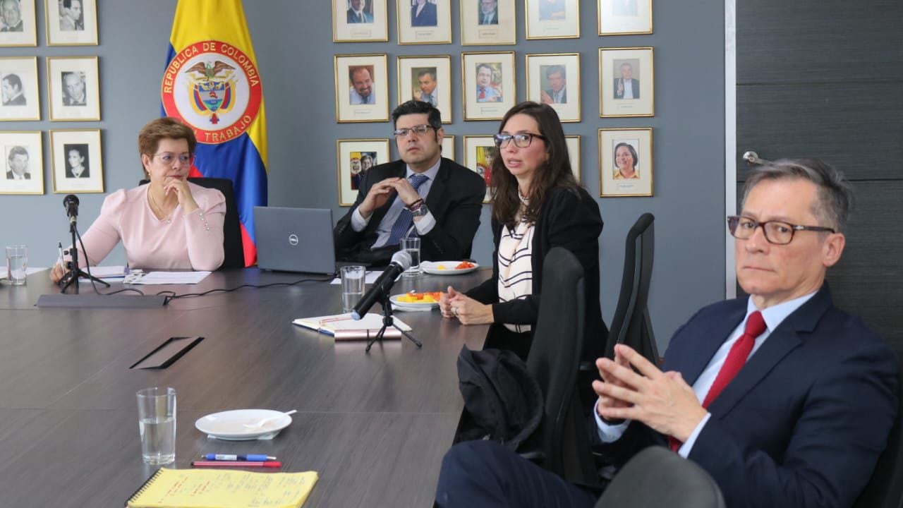 La Ministra de Trabajo, Gloria Gloria Inés Ramírez Ríos reunida con la Unidad de Gestión Pensional y Parafiscales.