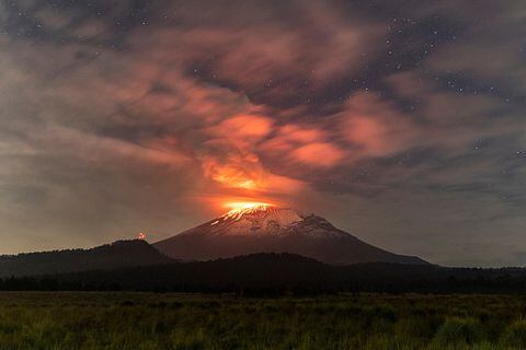 Las autoridades mexicanas elevaron el nivel de alerta para el volcán Popocatépetl (centro), ante una creciente actividad que podría afectar la aviación y a poblaciones incluso alejadas por el lanzamiento de fragmentos.  (Photo by Cristopher Rogel Blanquet/Getty Images)