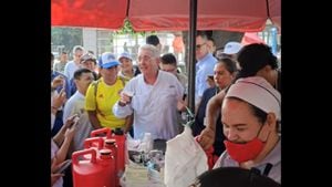 Durante su recorrido, el expresidente Uribe compartió con los caleños.
