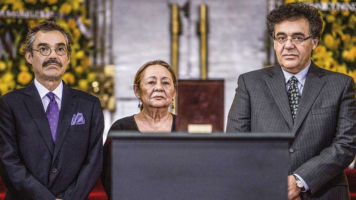 Mercedes rodeada por sus hijos, Gonzalo y Rodrigo, en el homenaje al escritor en el Palacio de Bellas Artes de México, a los pocos días de su muerte, hace siete años.  
