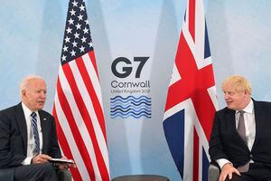 El presidente de Estados Unidos, Joe Biden, a la izquierda, conversa con el primer ministro británico, Boris Johnson, durante su reunión antes de la cumbre del G7 en Cornualles, Reino Unido, el jueves 10 de junio de 2021. Foto: Toby Melville / Pool  AP.