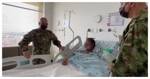 El comandante del Ejército, el general Eduardo Zapateiro, visitó al soldado Beleño, en el Hospital Militar, en Bogotá.