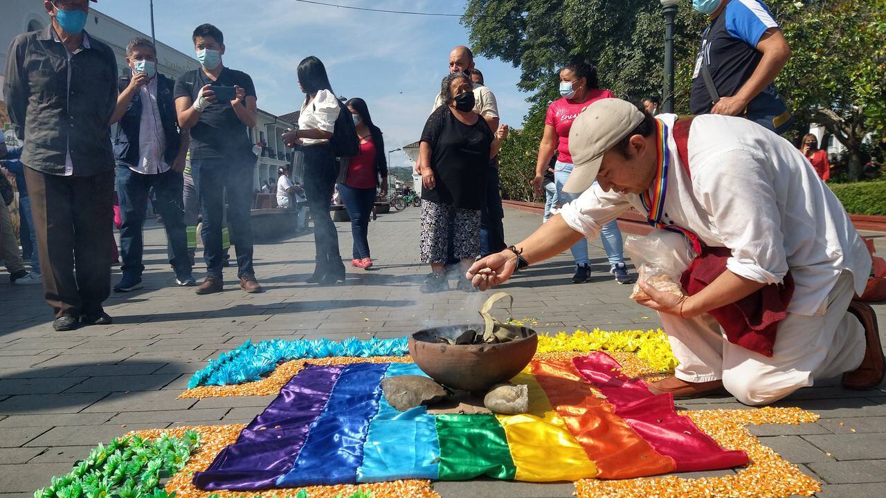 El CRIC reafirmó su medicina y conocimientos ancestrales para seguir combatiendo la pandemia del coronavirus, en una ceremonia realizada este jueves 25 de marzo en Popayán. Cortesía CRIC.