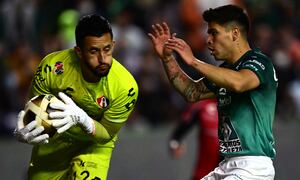 Atlas's Colombian goalkeeper Camilo Vargas (L) and Leon's Chilean forward Victor Davila vie for the ball during their Mexican Apertura 2021 tournament first leg final football match at the Nou Camp stadium in Leon, Guanajuato state, Mexico, on December 9, 2021.
PEDRO PARDO / AFP