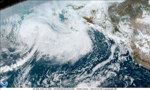 Esta imagen proporcionada por el Centro Nacional de Huracanes y el Centro de Huracanes del Pacífico Central/Administración Nacional Oceánica y Atmosférica muestra una vista satelital de Alaska, el jueves 15 de septiembre de 2022. (NOAA via AP)