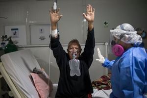 Hideki Flores Sifuentes, paciente del COVID-19, se ejercita mientras es monitoreado por un médico en el Hospital Regional de Iquitos, Perú. Sin importar del escándalo que sacudió al gobierno en Lima, cuando más de 480 funcionarios del gobierno se aprovecharon de su posición privilegiada para recibir en secreto vacunas tempranas antes que los trabajadores de la salud que luchan contra la nueva pandemia de coronavirus, 66 personas con conexiones en Iquitos saltaron la cola esta semana para vacunarse contra el COVID-19. Foto: AP / Rodrigo Abd.