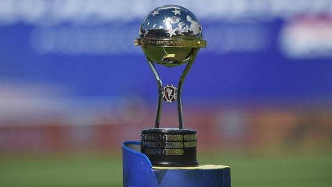 Trofeo que se lleva el campeón de la Copa Sudamericana